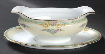 Plaza Gravy Boat with Attached Underplate