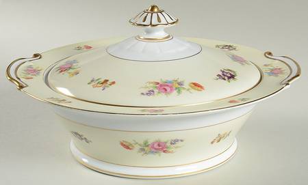 Queen Anne Round Covered Vegetable