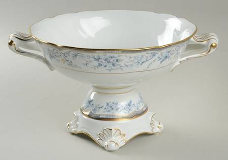 Queen's Mark Centerpiece