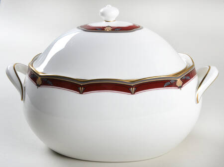 Queen's Splendor Oval Covered Vegetable