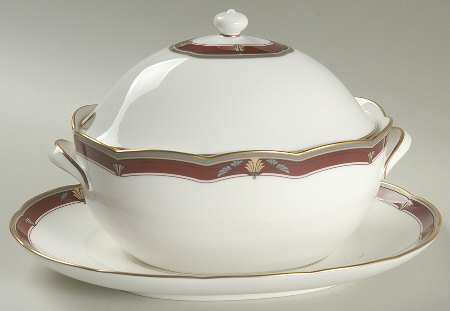 Queen's Splendor Gravy Boat & Lid w/Underplate