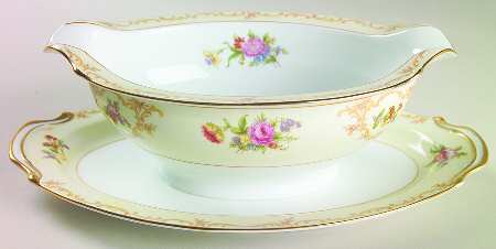 Ramona Gravy Boat with Attached Underplate