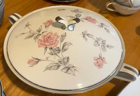 Roseglen Round Covered Vegetable