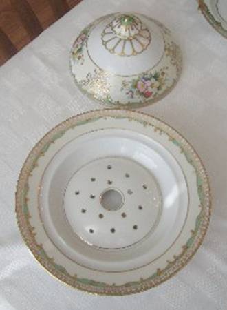 Sabina Round Covered Butter with Strainer