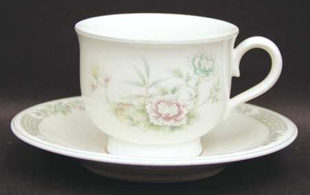 Santiago Footed Cup & Saucer Set