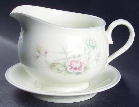 Santiago Round Gravy Boat/Attached Underplate
