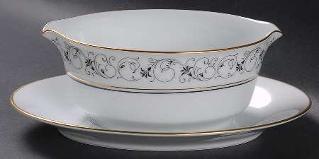 Sarah Gravy Boat with Attached Underplate