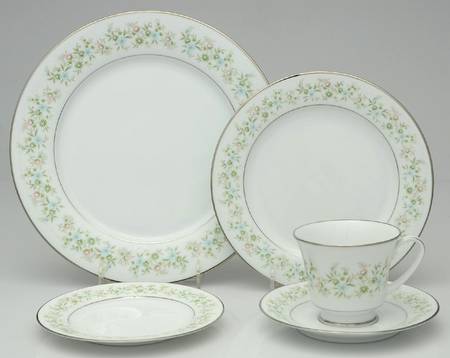 Savannah (Rim, Platinum) 40 Piece Estate Set