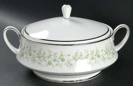 Savannah (Rim, Platinum) Round Covered Vegetable