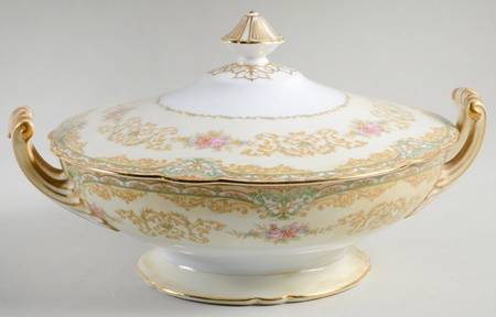 Shelby Round Covered Vegetable