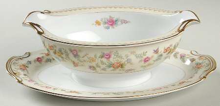 Smilax Gravy Boat with Attached Underplate