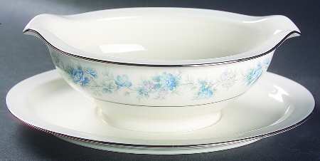 Splendor Gravy Boat with Attached Underplate