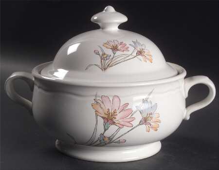 Springlike 2 Qt Round Covered Casserole