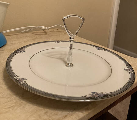 Squirewood Round Serving Plate with Handle (DP)