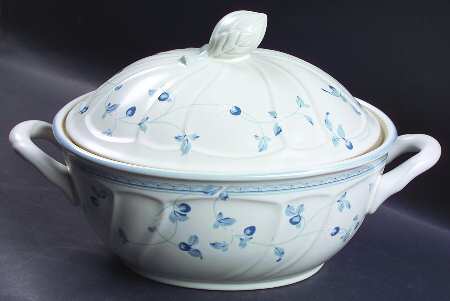 Strawberry Delight 2 Quart Oval Covered Casserole by Noritake