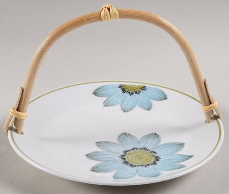 Up-Sa Daisy 5 3/8"-5 5/8" Bamboo Handled Serving Plate  HC