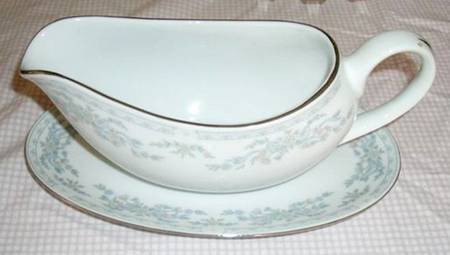 Valencia Gravy Boat & Underplate