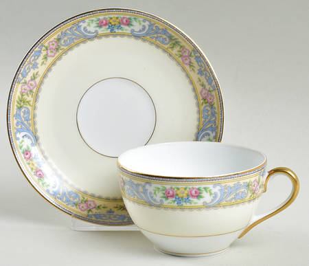 Venida Flat Cup & Saucer Set