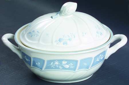 Victory Blue 2 Quart Oval Covered Casserole