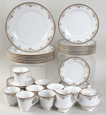Walnut Hill 43 Piece Set