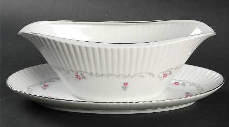 Parisienne Gravy Boat with Attached Underplate