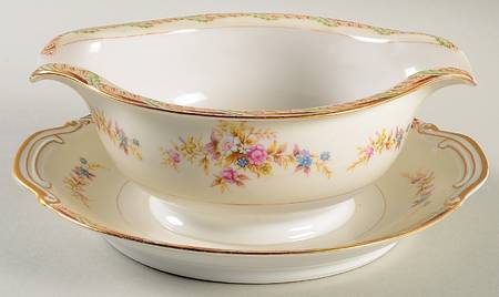 Corinthia Round Gravy Boat/Attached Underplate