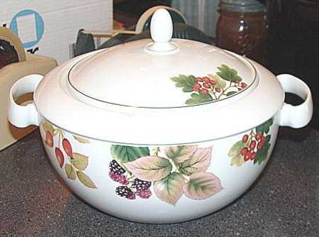 English Country Fruit 2 Qt Round Covered Casserole