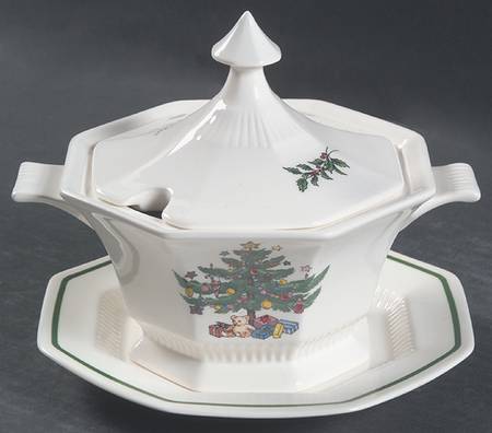 Christmastime Sauce Boat & Lid with Underplate (Bread & Butter)