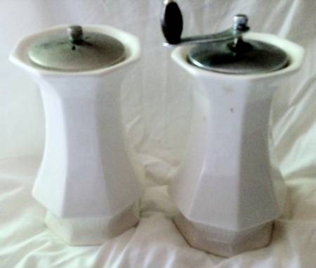 Classic White Salt Mill & Pepper Mill Set