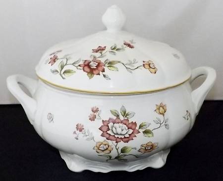 Lotus (030, China Supreme) 2.5 Qt Round Covered Casserole