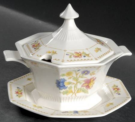 Magenta Sauce Boat & Lid with Underplate