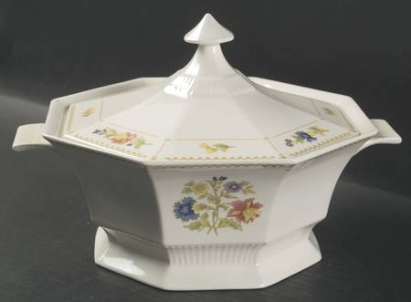 Magenta 2 Qt Round Covered Casserole