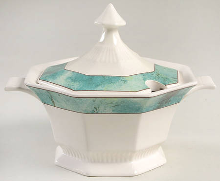 Savoy Sauce Boat & Lid by Nikko