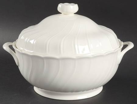 White Satin 2.75 Qt Round Covered Casserole