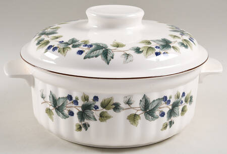 Wild Berry 2.5 Qt Round Covered Casserole