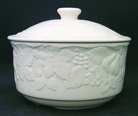 Woodbury White 2.5 Qt Round Covered Casserole
