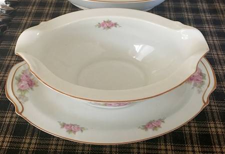 N1427 Gravy Boat with Attached Underplate