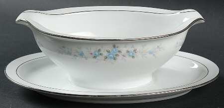 Romaine Gravy Boat with Attached Underplate