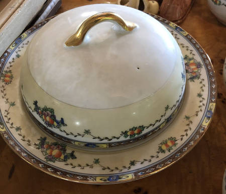 N911 Round Covered Butter with Strainer