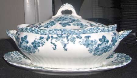 Vienna Oval Tureen & Lid with Underplate