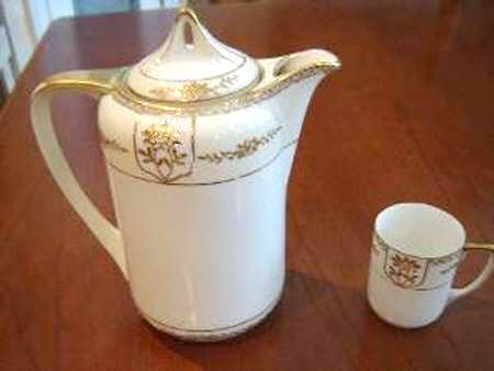 N1097 Chocolate Pot & Lid