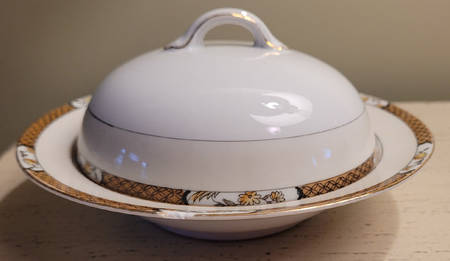 N1197 Round Covered Butter with Strainer