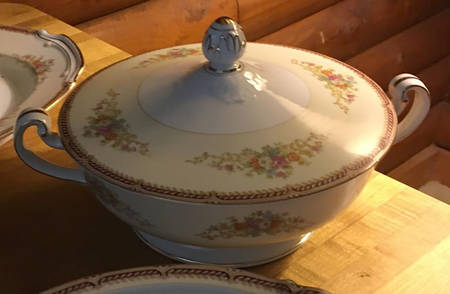N1284 Round Covered Vegetable
