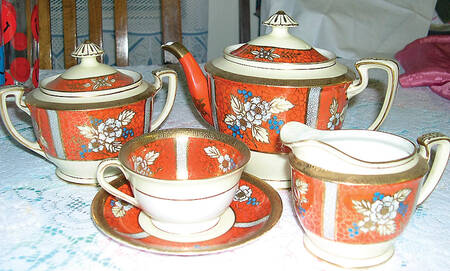 N1305 Footed Cup & Saucer Set