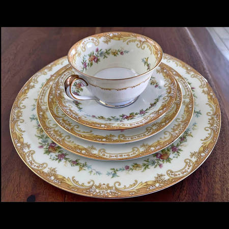 N1318 Footed Cup & Saucer Set