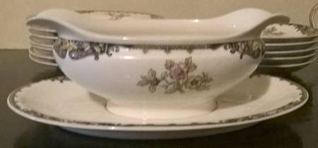 N1320 Gravy Boat with Attached Underplate