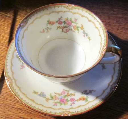 N1334 Footed Cup & Saucer Set