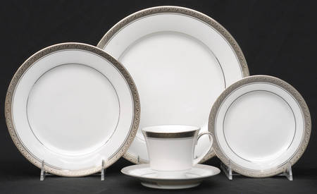 Crestwood Platinum 40 Piece Estate Set