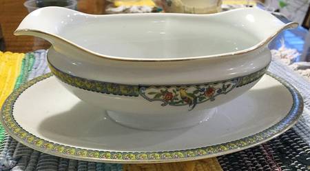 N1390 Gravy Boat with Attached Underplate