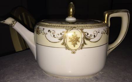N1484 Teapot & Lid